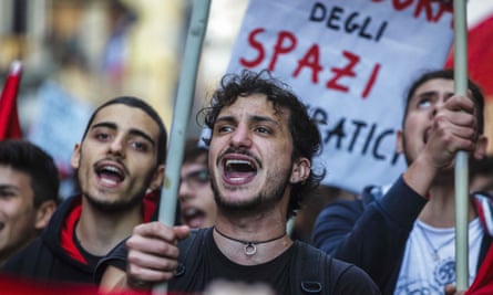 People supporting the ‘no’ side on the upcoming constitutional referendum take to the streets in Rome.