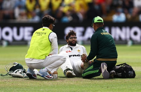 Imam-ul-Haq do Paquistão recebe atendimento médico após sofrer uma lesão.