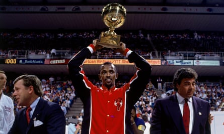 Craig Hodges wins the three-point contest in 1990.