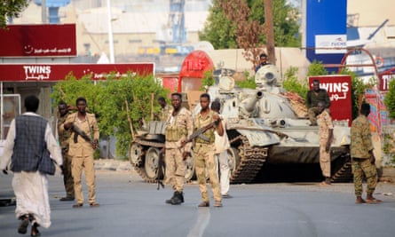 سربازان ارتش سودان، وفادار به فرمانده ارتش عبدالفتاح البرهان، در شهر پورت سودان در دریای سرخ مشغول به کار هستند.