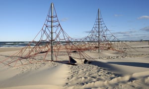 Cadre d'escalade sur la plage de Ventspils