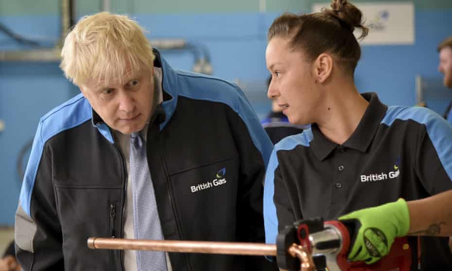Boris Johnson with an apprentice at a British Gas training academy, Leicestershire, 13 September 2021.