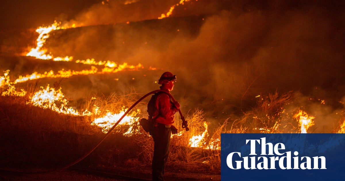 Firefighters battle to keep upper hand on new wildfire north of Los Angeles | California wildfires Firefighters battle to keep upper hand on new wildfire north of Los Angeles | California wildfires