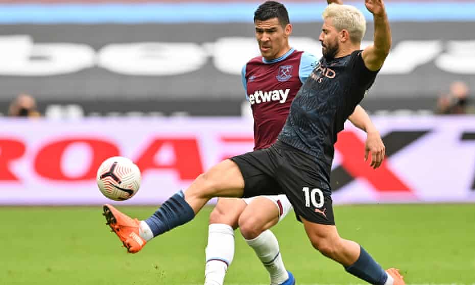 Sergio Agüero battles for the ball with West Ham’s Fabián Balbuena in Saturday’s 1-1 draw. The Argentina striker injured his hamstring and could be out for a month.