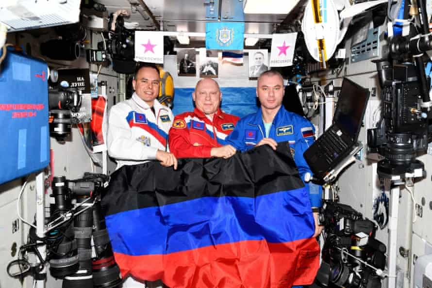 The cosmonauts with the flag of the self-proclaimed Donetsk People's Republic