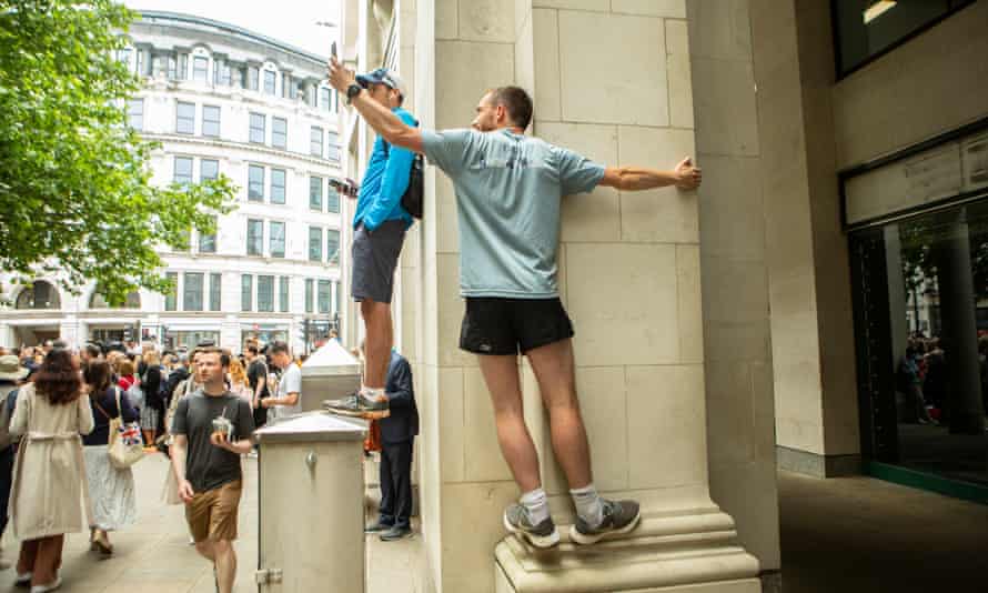 Ed Hermes of London, stretches to get a phone photo of the events at St. Paul’s. People and Crowds gather at the Queen’s Jubilee Service of Thanksgiving at St. Paul’s Cathedral in London.