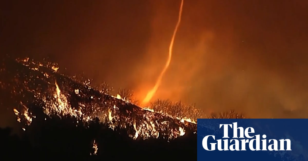 Fire tornado spotted in Palisades blaze in California – video Fire tornado spotted in Palisades blaze in California – video