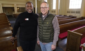 Morris Price Jr., izquierda, moderador de la Primera Iglesia Bautista de Denver, con el ministro Brian Henderson en la iglesia frente al Capitolio del Estado.