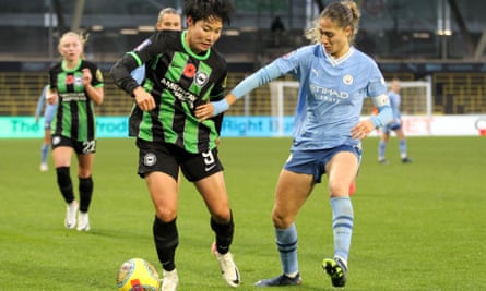 Lee Geum-min (left) controls the ball during the Womens Super League match against Manchester City at Joie Stadium
