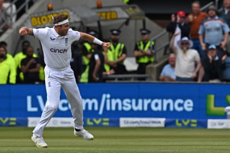 Stuart Broad merayakannya.