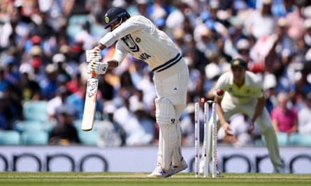 Umesh Yadav dari India dipukul oleh Pat Cummins dari Australia (tidak ada dalam foto)