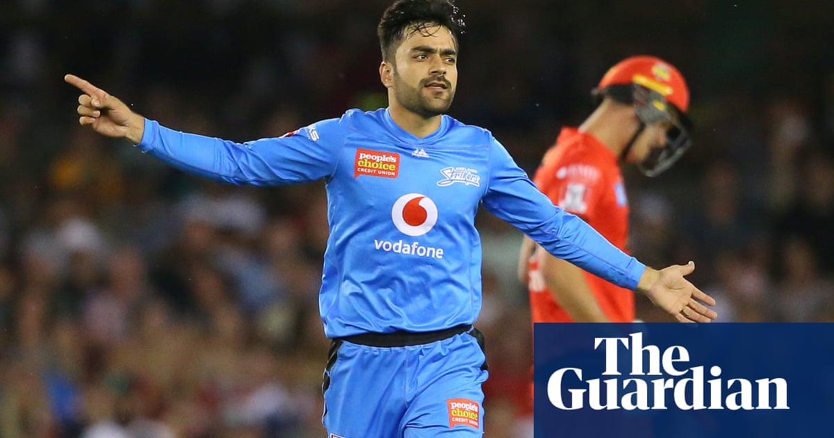 Confusion reigns in BBL after umpire raises finger – to scratch nose