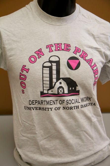 عكسي از يك تي شرت كه روي آن نوشته شده است