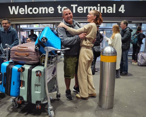 Jeff y Rebecca Moses de Manchester, que se alojaban en el hotel Fairmont Bab Al Bahr de Abu Dhabi, llegaron a la Terminal 4 del aeropuerto Heathrow de Londres en un vuelo procedente de Abu Dhabi, Emiratos Árabes Unidos.