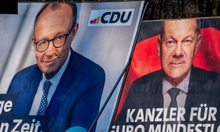 Cartazes eleitorais mostrando Friedrich Merz, o líder da União Democrática Cristã, e Olaf Scholz, o chanceler alemão. Crédito: AP Photo/Michael Probst