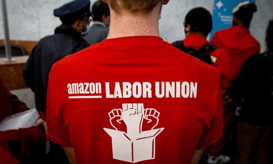Los trabajadores de Amazon llegan con documentos para organizarse a la oficina de la NLRB en Brooklyn, Nueva York, el 25 de octubre de 2021.