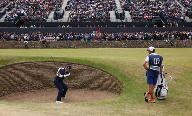 Bryson DeChambeau spiller fra 17th street bunkeren.