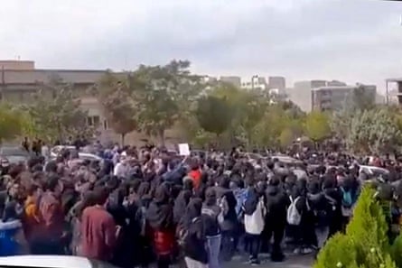 Zdjęcie z nagrania wideo wygenerowanego przez użytkownika na Twitterze, wykonanego w sobotę 22 października, pokazuje studentów protestujących przed Uniwersytetem Medycznym w Tabriz.