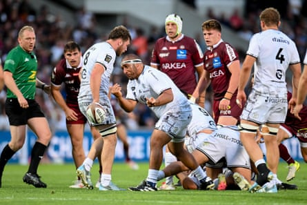 Mako Vunipola playing for Vannes during a Top 14 match in 2025.