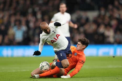 Lucas Moura goes to ground but no penalty for Spurs.