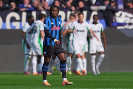 Atalanta's Ademola Lookman looks disappointed as Sassuolo celebrate Domenico Berardi’s opener.