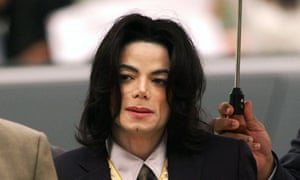 Michael Jackson während des Prozesses von 2005, in dem er wegen Kindesmissbrauch angeklagt wurde.
