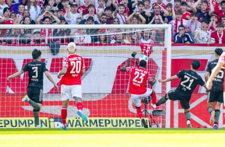 Sheraldo Becker scores for Mainz against Bayern