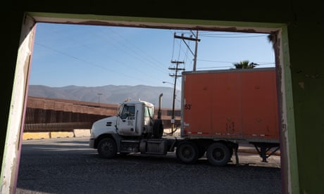 Un camión se dirige a un cruce fronterizo.