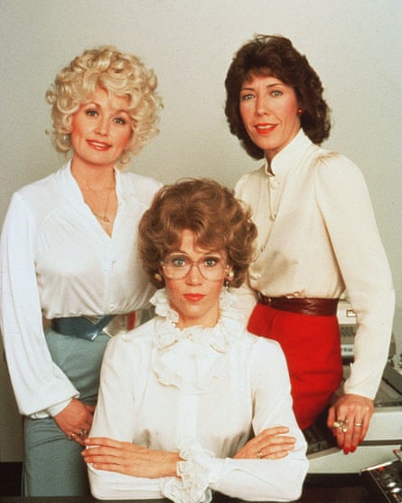 پارتون، فوندا و تاملين با لباس هاي اداري در دهه 1980 به تن داشتند