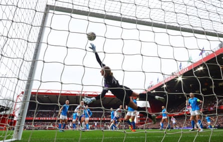 Lucy Bronze fires England up astatine nan City Ground