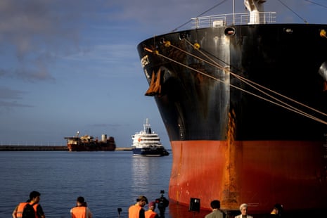 Spanish health officials boarded the MV Hondius to conduct final checks and begin disembarking passengers.