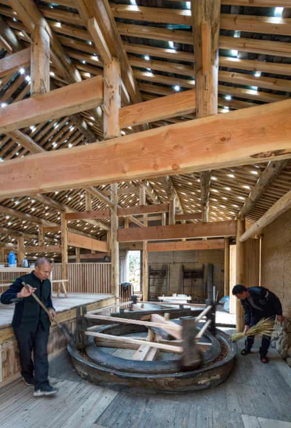 Recuperando el orgullo de la tradición… el taller de aceite de camelia.