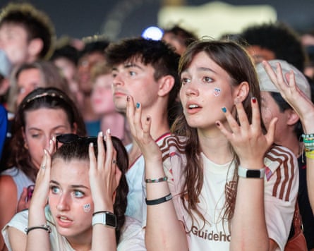 US shot fans looking aghast