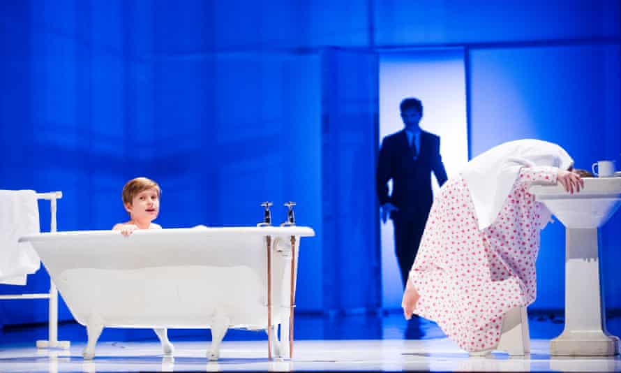 Thomas Delgado-Little (Miles), Anthony Gregory (Peter Quint) e Louise Moseley (Flora) in Il giro di vite a Glyndebourne 2014.