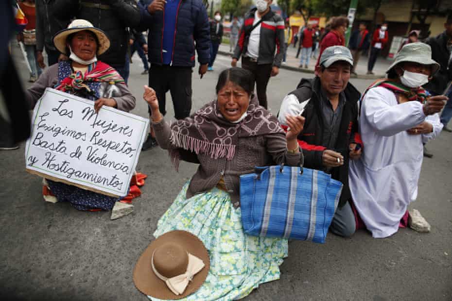 Evo Morales supporters in La Paz plead with police to stop throwing teargas. Huge crowds also mobilised in El Alto.