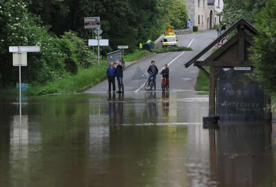 A flooded street in Monthou-sur-Bièvre.