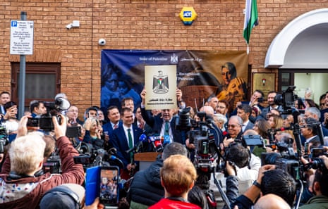 Husam Zomlot lifts the new plaque of the embassy of the state of Palestine in London, England.