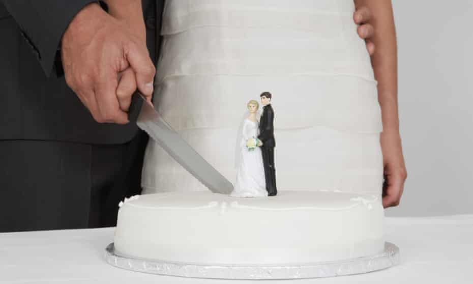 Newlyweds cutting the wedding cakeAKRRDX Newlyweds cutting the wedding cake