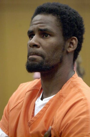 R Kelly in court, charged with making child pornography. He was acquitted in 2008.