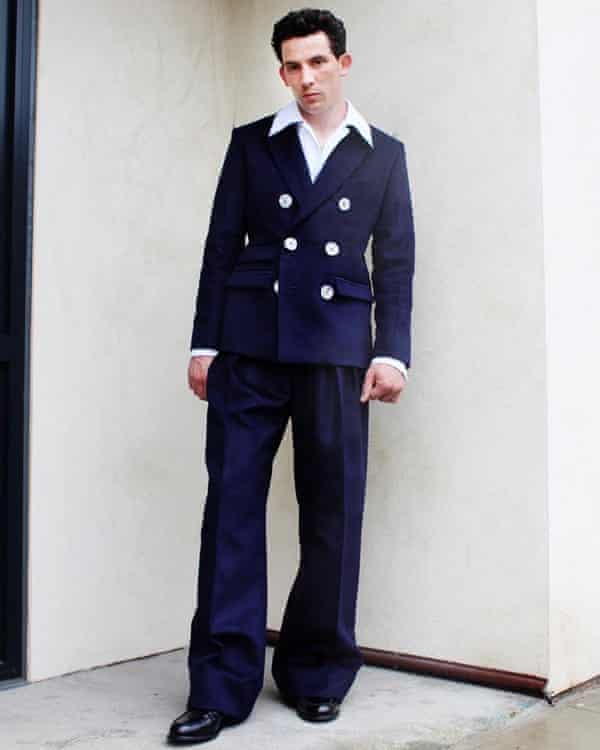 Josh O'Connor, SS Daley imzalı takım elbisesiyle.