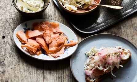 Hot smoked salmon toasts with pears and pickles.