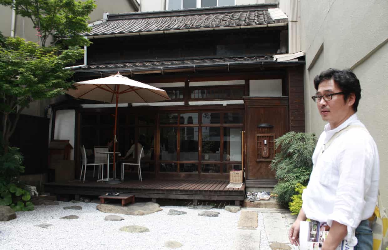 Mitsuhiro Tokuda Kitakyushu'da ənənəvi evin həyətində - indi kafeyə çevrilib. Foto: Neyt Berq