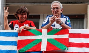 Los fanáticos del Athletic de Bilbao y la Real Sociedad se emocionan.