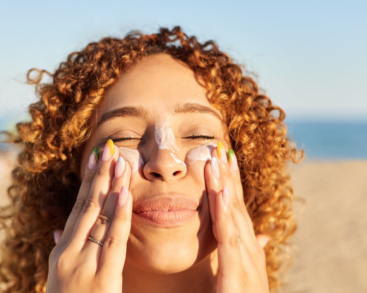 Summer Holiday Makeup Tips: Expert Tricks for Flawless Glow