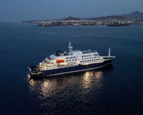 Круизный лайнер MV Hondius у причала в порту Прая, столицы Кабо-Верде, 6 мая