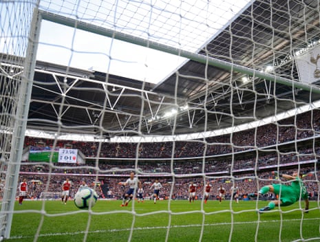 Harry Kane scores Tottenham’s equaliser from the penalty spot to make it 1-1.