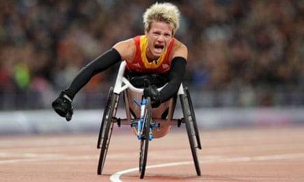 Marieke Vervoort alors qu'elle termine première de la finale du 100 m femmes T52 au stade olympique lors des Jeux paralympiques de Londres 2012
