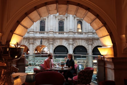 Samuel and Catrina chatting at a restaurant table