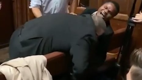 Un estudiante ciego arrastrado por el tobillo desde las recámaras de la Oxford Union University de Oxford Un estudiante ciego arrastrado por el tobillo desde las recámaras de la Oxford Union University de Oxford