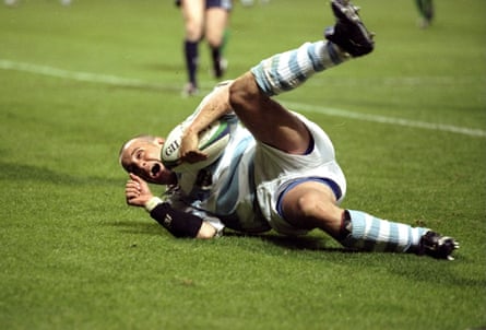 Diego Albanese scores the match-winning try late on in the Rugby World Cup quarter-final playoff between Ireland and Argentina in 1999